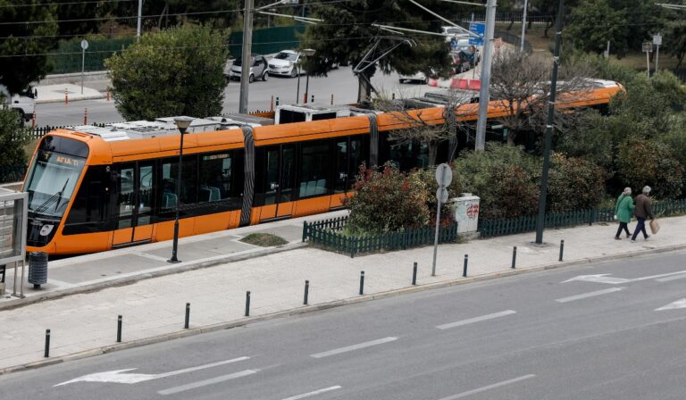 Βούλα: Συλλήψεις νεαρών για καταστροφές και φωτιά στο τραμ