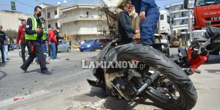 Λαμία: Σοκαριστικό τροχαίο – Γυναίκα με μηχανάκι εγκλωβίστηκε κάτω από μπετονιέρα