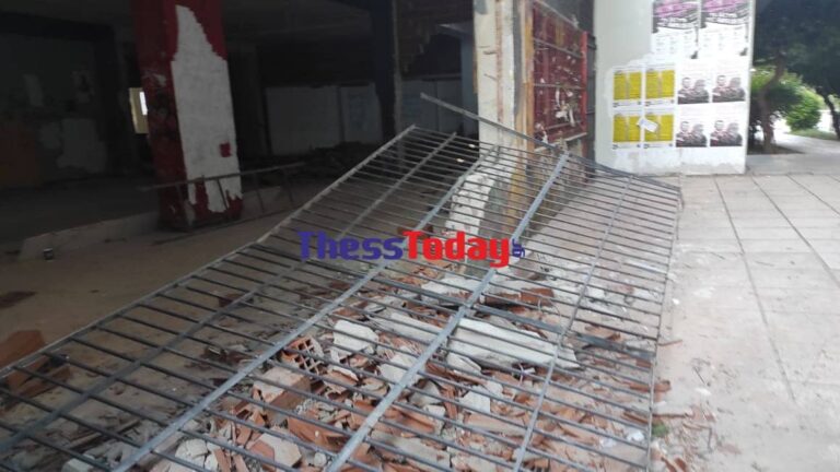 Θεσσαλονίκη: ΜΑΤ και κλούβα στο ΑΠΘ για τις εργασίες στο πρώην «Στέκι» (εικόνες+βίντεο)