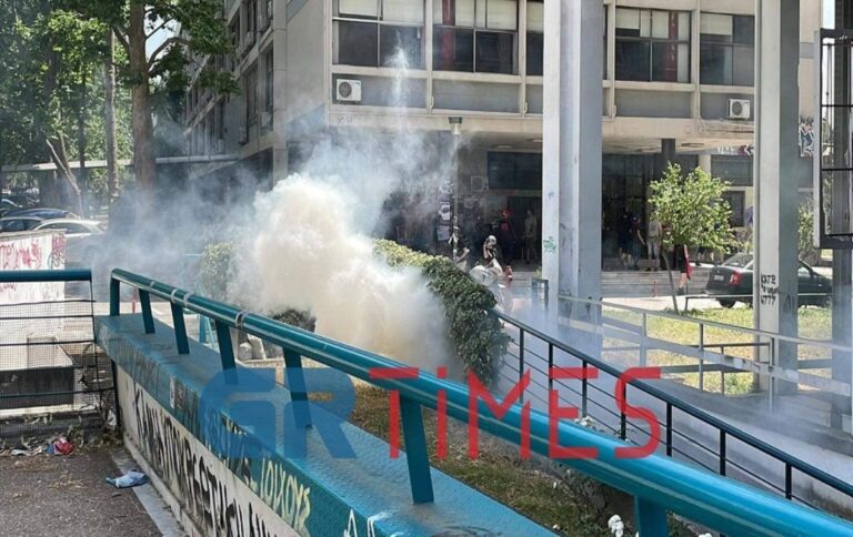 Επεισόδια στο ΑΠΘ: Νέα ένταση με πέτρες και χρήση δακρυγόνων (βίντεο)