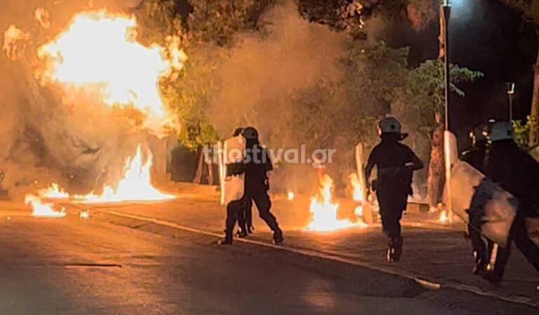 Πεδίο μάχης το ΑΠΘ: Νύχτα επεισοδίων στη Θεσσαλονίκη – Βόμβες μολότοφ και ρίψεις νερού από τον «Αίαντα» (βίντεο)