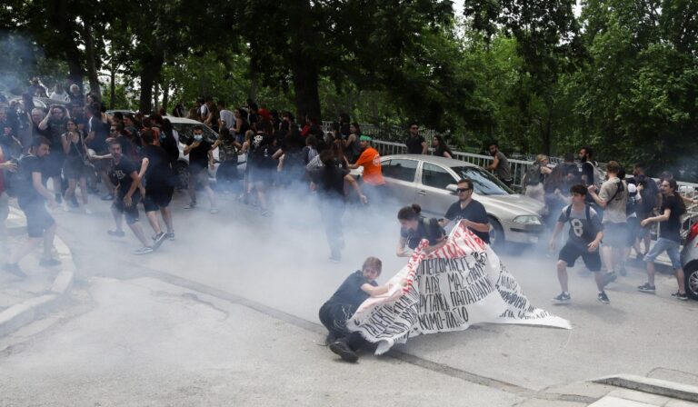 Επεισόδια στο ΑΠΘ: Στο Ιπποκράτειο φοιτητής με τραύμα στο αυτί, εμβοές και ζάλη από την κρότου λάμψης αστυνομικού