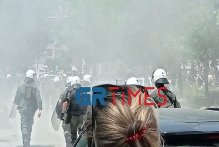 Επεισόδια στο ΑΠΘ έξω από τη Σχολή Θετικών Επιστημών – Πέταξαν πέτρες και αντικείμενα (εικόνες & βίντεο)