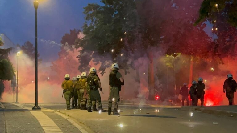 Θεσσαλονίκη: Πέτρες και μολότοφ από κουκουλοφόρους έξω από το ΑΠΘ – Έξι προσαγωγές