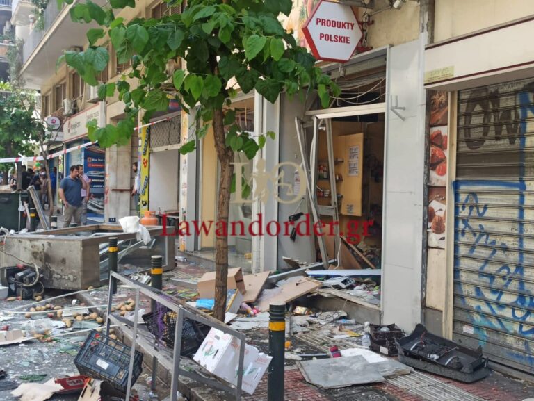 Βομβαρδισμένο τοπίο η οδός Ιουλιανού μετά την έκρηξη στο μίνι μάρκετ (εικόνες & βίντεο)