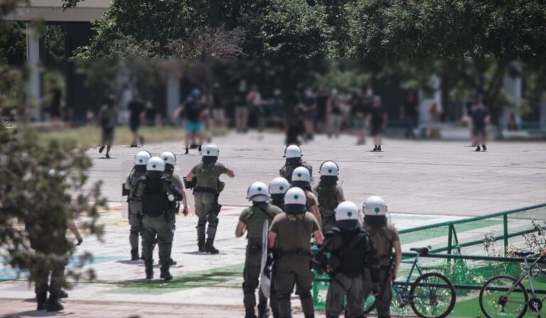 Επεισόδια στο ΑΠΘ: Η στιγμή που τα ΜΑΤ ρίχνουν σε ευθεία βολή κρότου λάμψης σε φοιτητές (βίντεο)