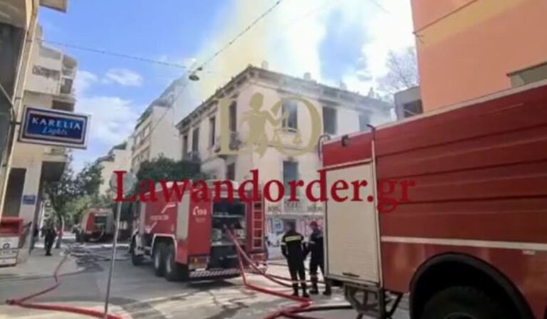 Πυρκαγιά στο κέντρο της Αθήνας: Δύο άτομα απεγκλωβίστηκαν από την ταράτσα του φλεγόμενου κτιρίου (βίντεο)