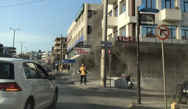 Μεγάλη φωτιά σε κατάστημα με στρώματα στο Μαρούσι (εικόνες)