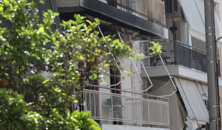 Θρίλερ στο Παλαιό Φάληρο: Η φωτιά, οι μαχαιριές στην 78χρονη και η προσαγωγή του γιου της (εικόνες)