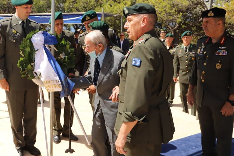 Ο Ιερολοχίτης Κωνσταντίνος Κόρκας και ο Α/ΓΕΕΘΑ Κωνσταντίνος Φλώρος