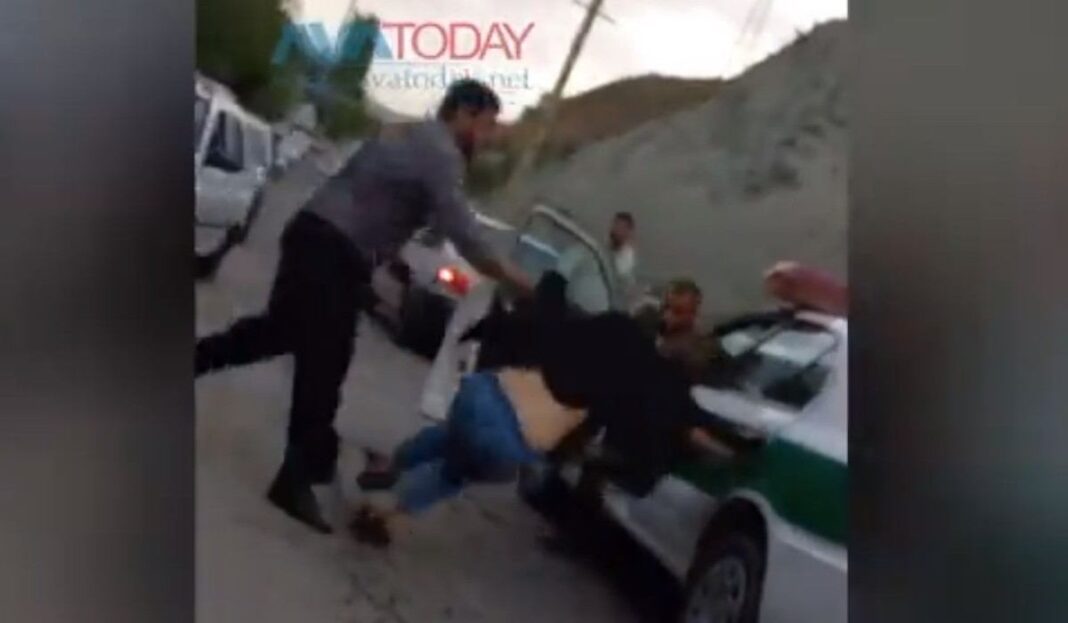 Η βίαιη συμπεριφορά των αστυνομικών στο Ιράν