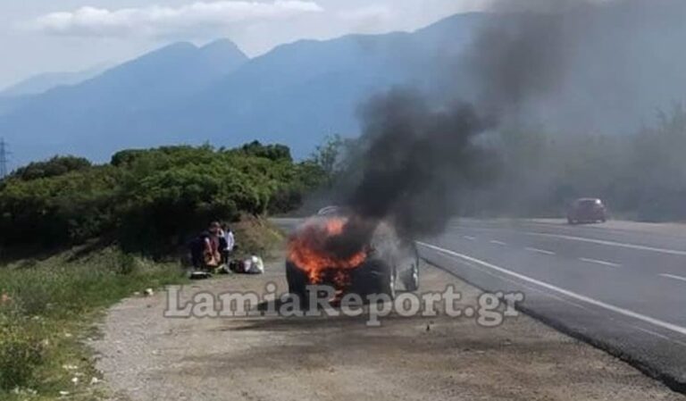 Λαμία: Αυτοκίνητο έγινε παρανάλωμα – Μόλις που πρόλαβε να βγει από το όχημα η οικογένεια (βίντεο)