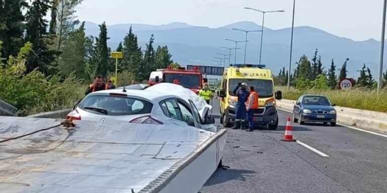 Μικροθήβες: Εικόνες και βίντεο από το σοκαριστικό τροχαίο – 60χρονος σταμάτησε στη ΛΕΑ και έπεσε πάνω του διερχόμενο αμάξι