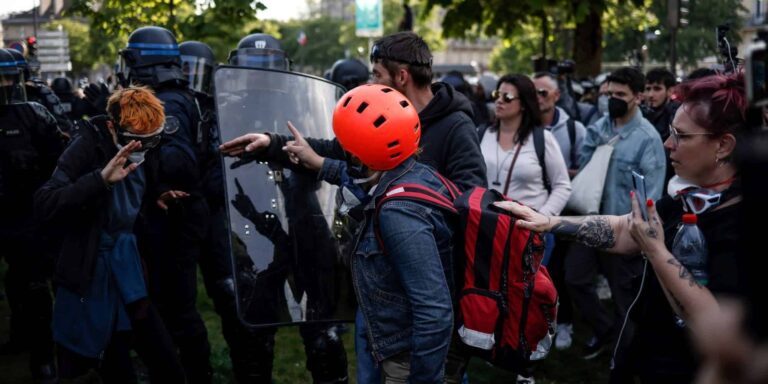 Πρωτομαγιά: Συγκρούσεις διαδηλωτών με την αστυνομία στο Παρίσι – «Δεν δόθηκε λευκή επιταγή στον Μακρόν», είπε διαδηλώτρια