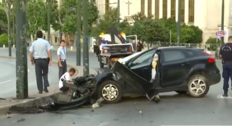 Τροχαίο ατύχημα με δύο τραυματίες στις στήλες Ολυμπίου Διός (βίντεο)