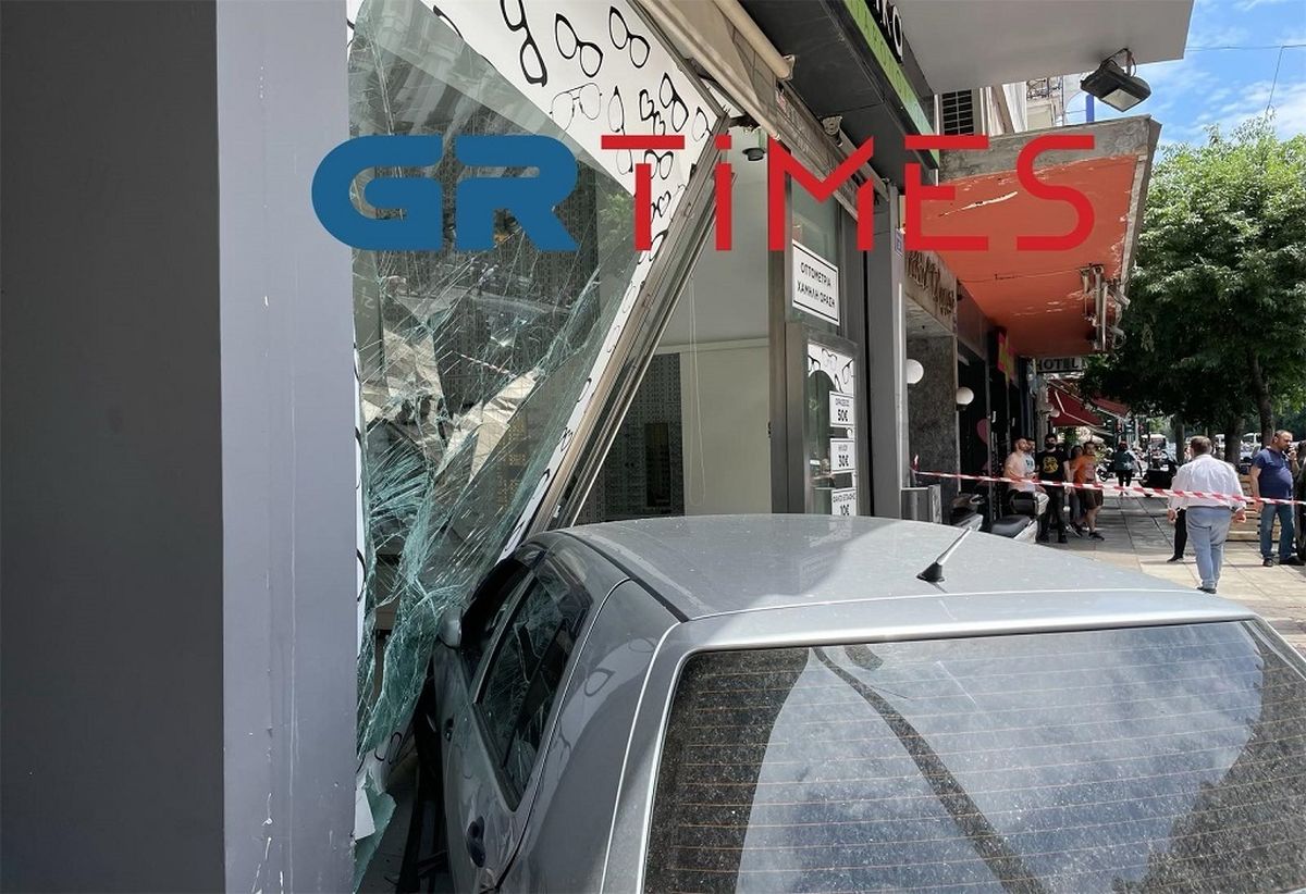 Τροχαίο στη Θεσσαλονίκη, αυτοκίνητο «καρφώθηκε» σε βιτρίνα