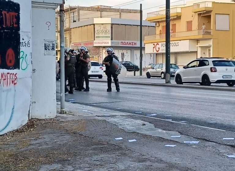 Αναρχικοί πέταξαν τρικάκια στον Ελληνικό Κόσμο: Παρουσίαζε βιβλίο ο Γεωργιάδης – Συμμετείχαν Βορίδης, Πιερρακάκης, Ψαριανός, Δημητρακόπουλος, Πορτοσάλτε (εικόνες)