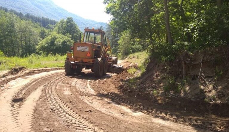 Εργασίες για τον καθαρισμό δασών και την συντήρηση δασικών δρόμων – Διανοίγονται αντιπυρικές ζώνες σε όλη τη χώρα (εικόνες)