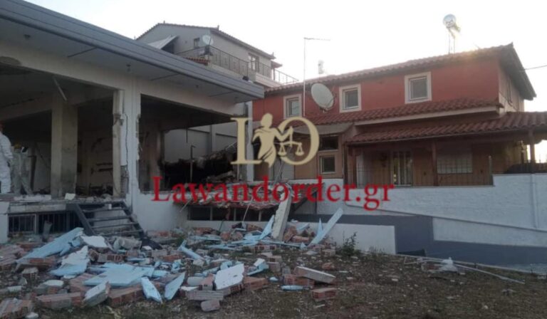 Πολύ ισχυρή έκρηξη στο Μενίδι: Το ξυλουργείο ισοπεδώθηκε (εικόνες & βίντεο)