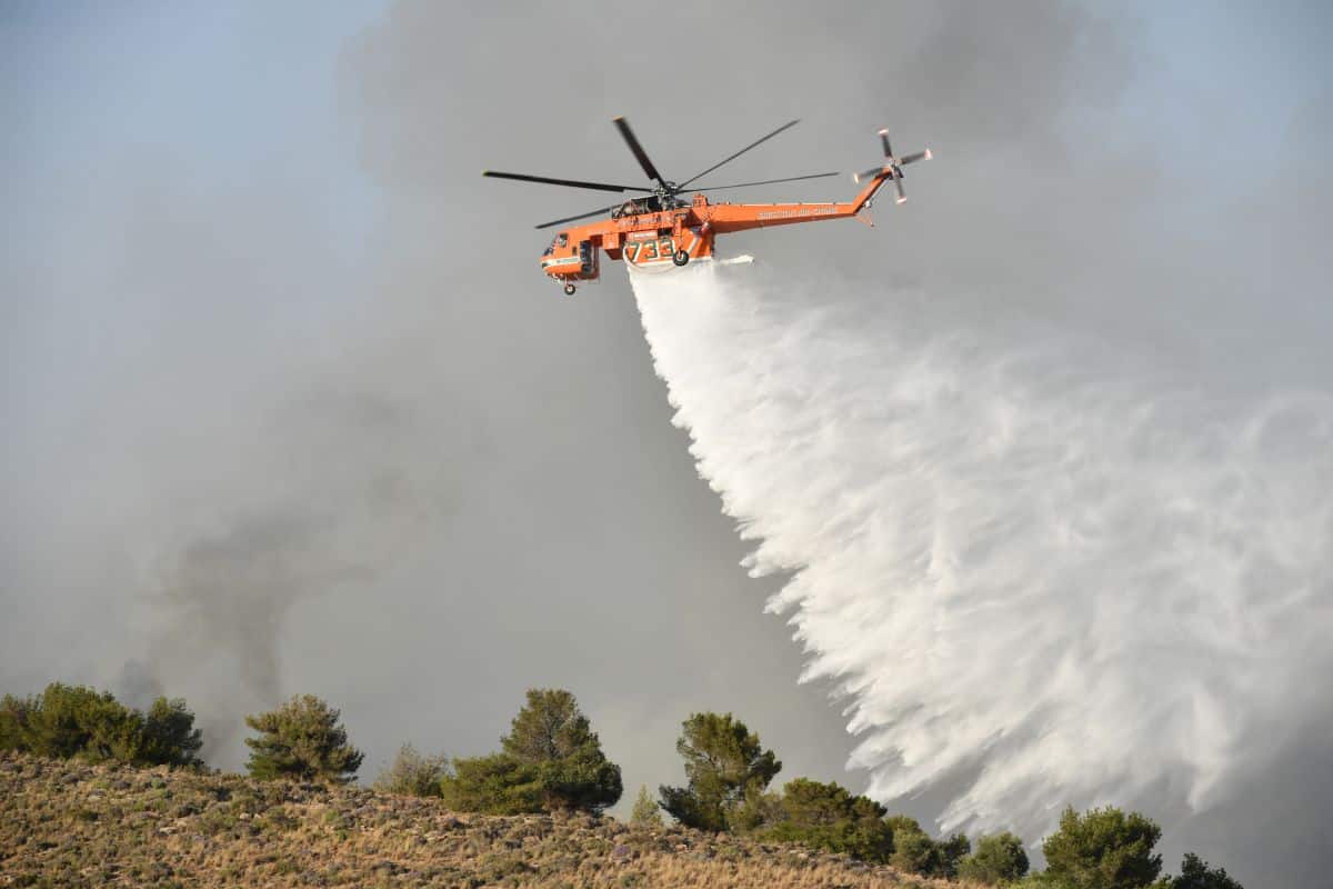 Ρίψη νερού από ελικόπτερο της Πυροσβεστικής