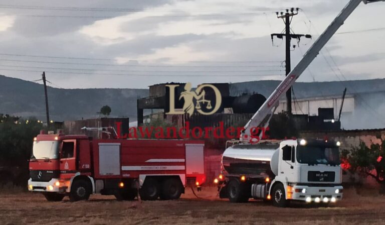Φωτιά στον Ασπρόπυργο: Σε ύφεση η πυρκαγιά στο εργοστάσιο – Γίνονται μετρήσεις στην ατμόσφαιρα (εικόνες & βίντεο)