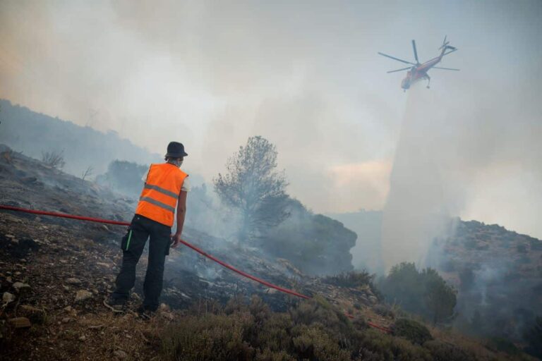 Ελικόπτερο επιχειρεί σε φωτιά