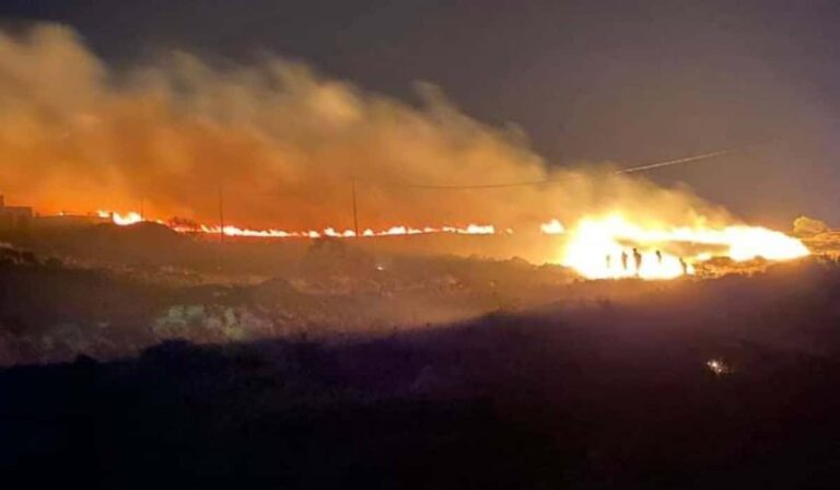 Μεγάλη φωτιά στην Πάρο – Ανησυχία στον Μώλο, δυνατοί άνεμοι στην περιοχή (βίντεο)