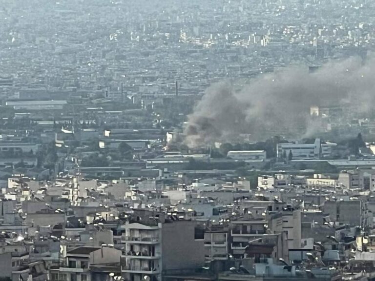 Πυρκαγιά σε υπαίθριο χώρο στου Ρέντη – Μεγάλη κινητοποίηση της Πυροσβεστικής