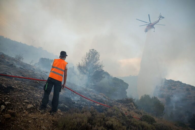 Σε ύφεση η φωτιά στη Βούλα – Ισχυρές δυνάμεις στο σημείο – Σε επιφυλακή για αναζωπυρώσεις