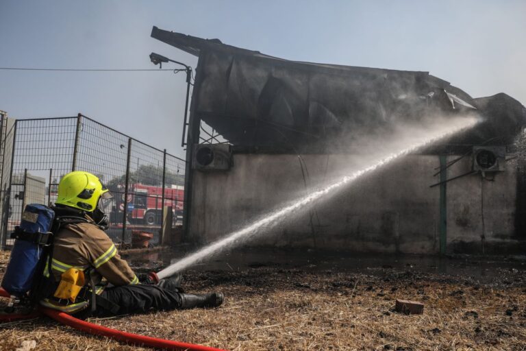 Η φωτιά που ξέσπασε σε εργοστάσιο στο Μενίδι