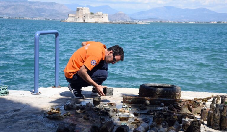 Υποβρύχιος καθαρισμός στο λιμάνι του Ναυπλίου (εικόνες)