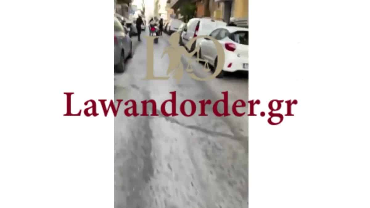 Βίντεο σοκ: Άνδρας απειλεί με τσεκούρι αστυνομικό στο Παγκράτι (εικόνα)