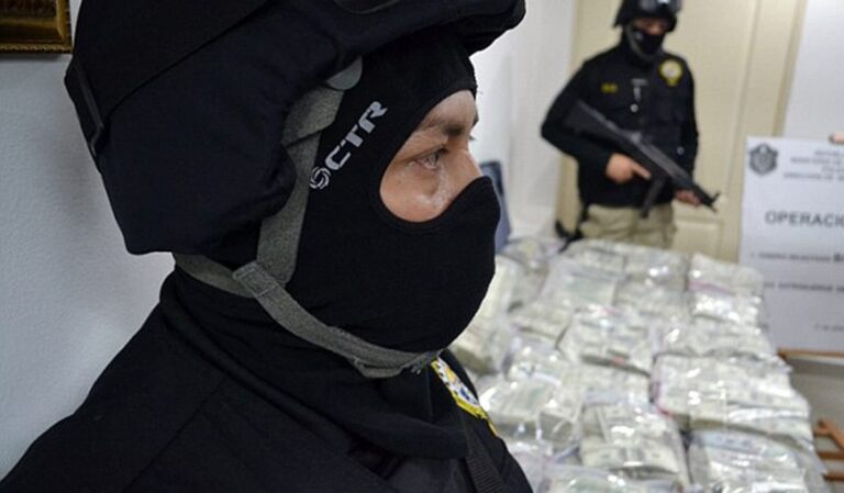 Απίστευτο περιστατικό στον Παναμά: Δύο Κολομβιανές ήθελαν να ταξιδέψουν στην Ισπανία μεταφέροντας κοκαΐνη κρυμμένη σε περούκες!