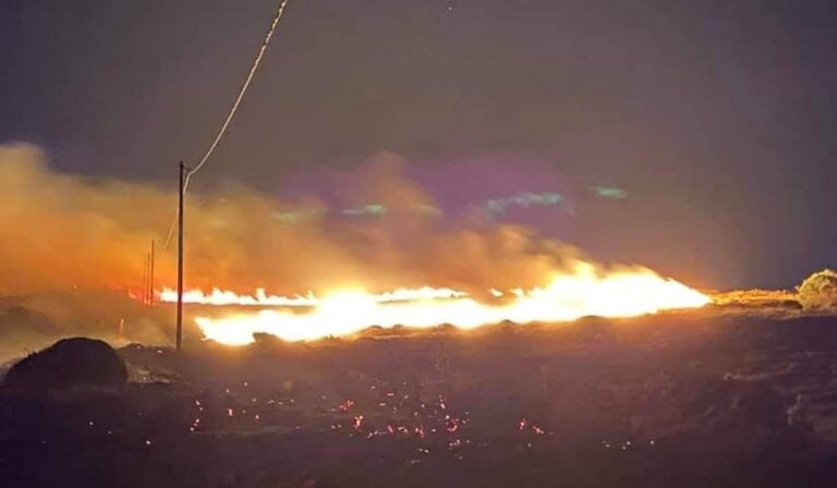 Φωτιά στην Πάρο: Πυροσβέστες από την Σύρο στο νησί – Στη μάχη με τις φλόγες και δύο αεροσκάφη
