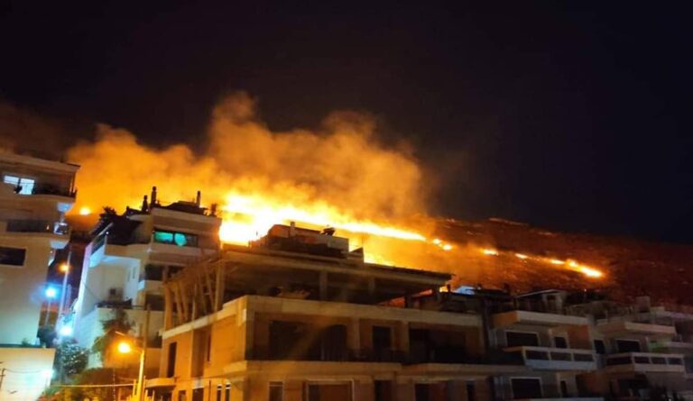 Φωτιά στο Σχιστό Κορυδαλλού: Οι πυροσβέστες την έθεσαν άμεσα υπό έλεγχο (εικόνες)