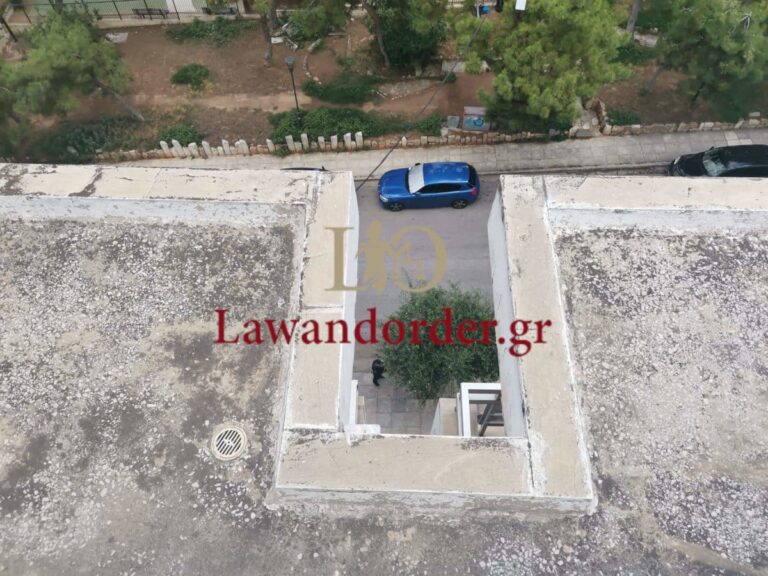 Αποκλειστικό L&O: Αγωνιώδης διάσωση από τη ΔΙΑΣ ατόμου πριν αυτοκτονήσει από ταράτσα πολυκατοικίας στη Νέα Σμύρνη (εικόνες)