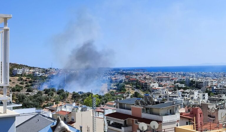 Υπό μερικό έλεγχο η φωτιά στη Γλυφάδα