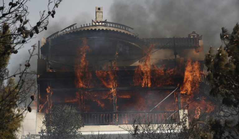 Νύχτα αγωνίας υπό των φόβο των αναζωπυρώσεων στη Βούλα