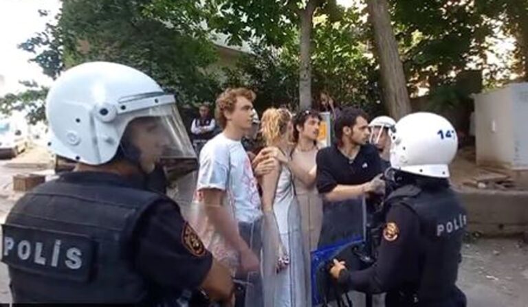 Απίστευτες εικόνες: Πανικός στην Τουρκία με εφόδους αστυνομικών και δεκάδες συλλήψεις για το Pride στην Κωνσταντινούπολη