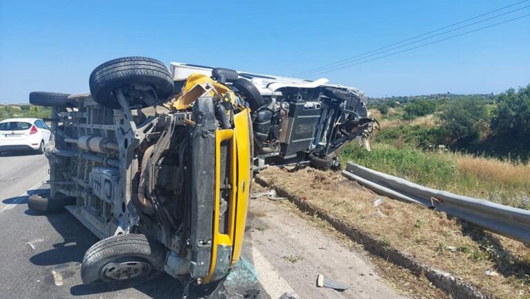 Χαλκιδική: Σφοδρή σύγκρουση τροχόσπιτου με βανάκι