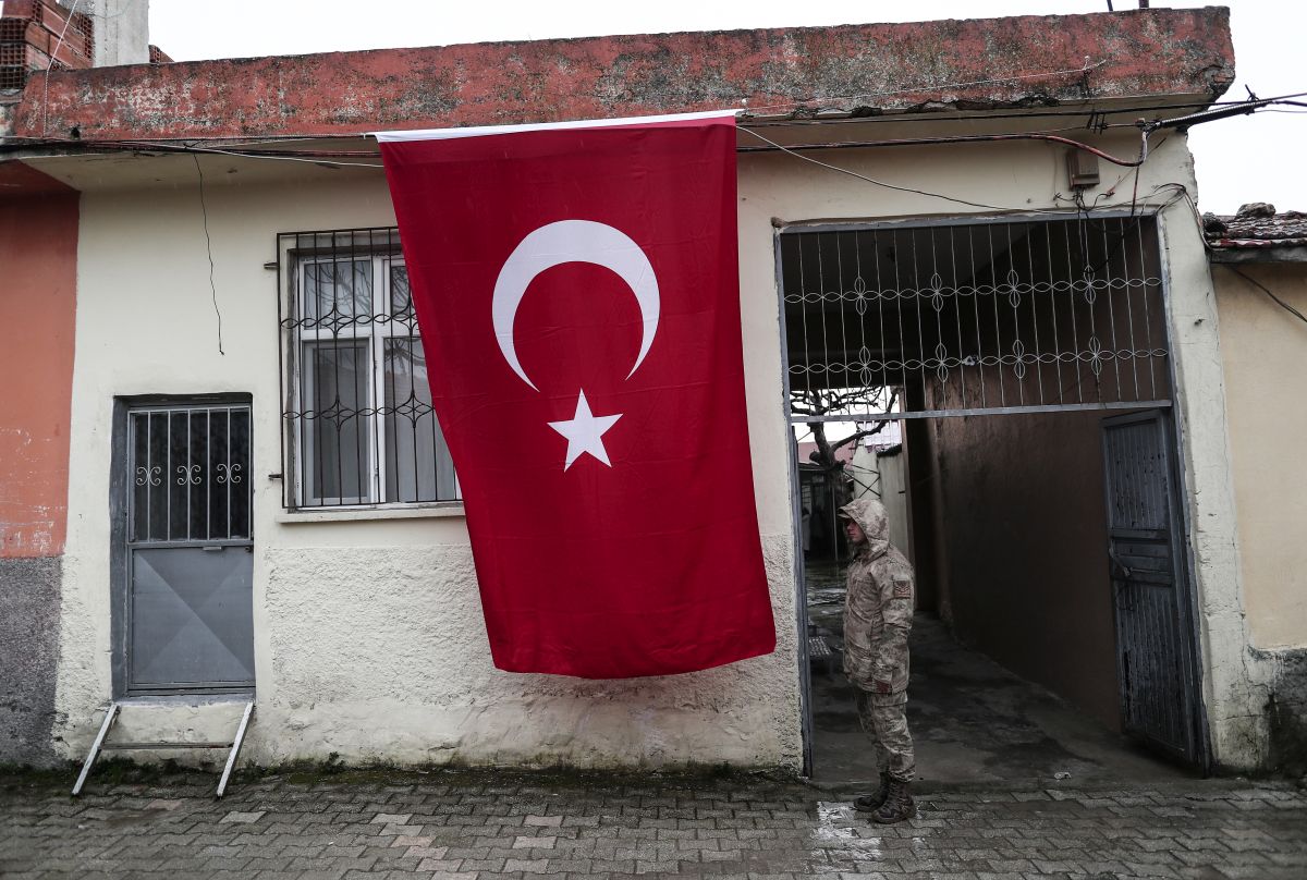 Τουρκική σημαία και στρατιώτης