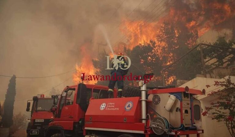 Φωτιά στη Βούλα: Καίγονται σπίτια στο Πανόραμα – Στο νοσοκομείο πυροσβέστης με αναπνευστικό (εικόνες &βίντεο)