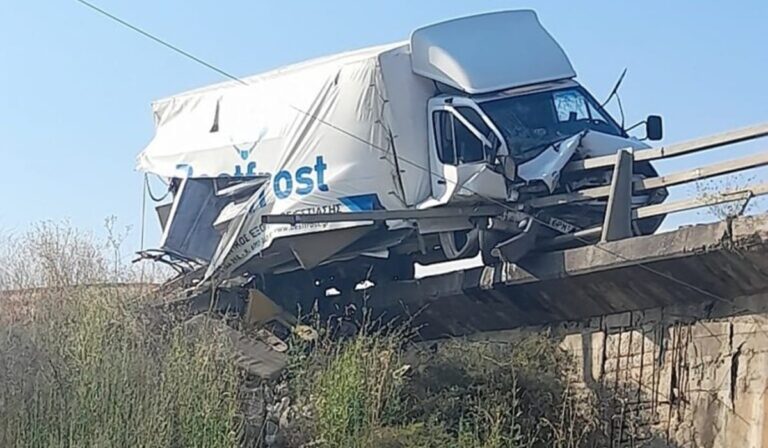 Χαλκιδική: Φορτηγό έπεσε πάνω σε μπάρες στη Μουδανιών