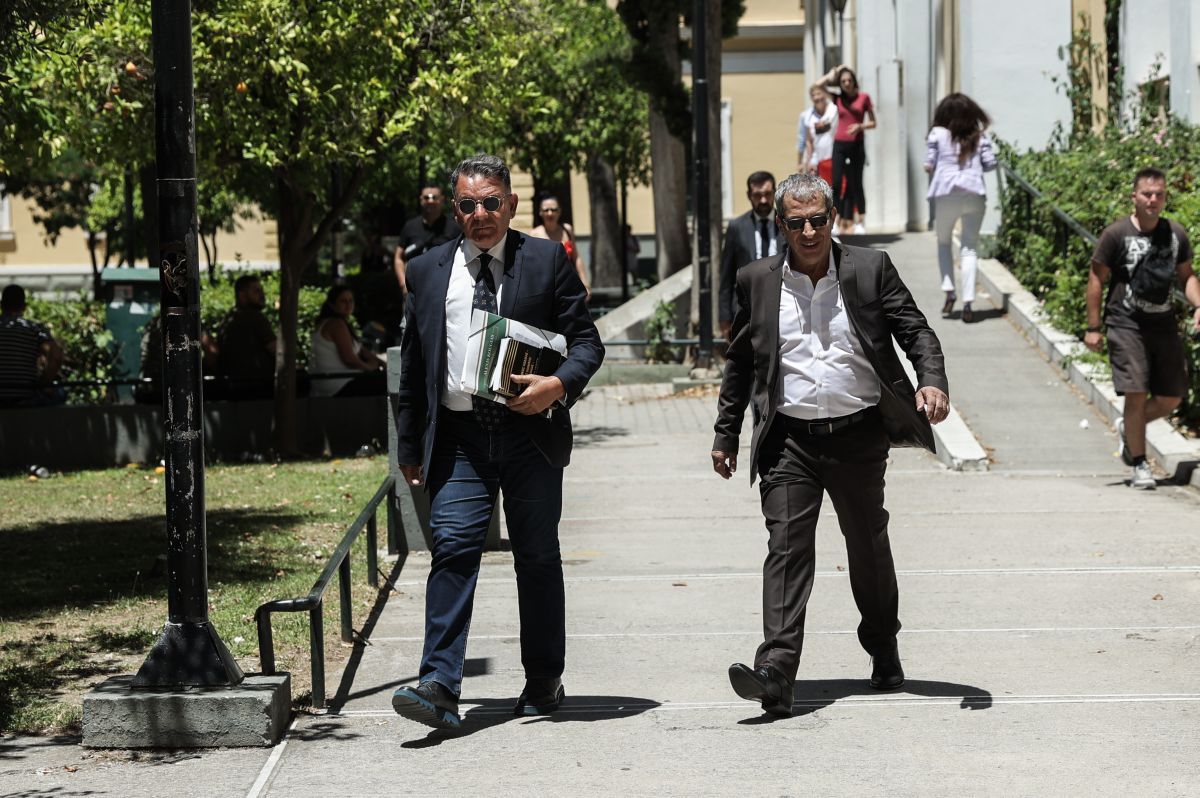Ο Θέμης Αδαμαντίδης μαζί με τον δικηγόρο του Αλέξη Κούγια
