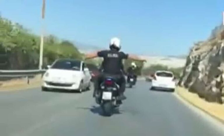 Βίντεο ντοκουμέντο: Αστυνομικοί μετέφεραν στο νοσοκομείο βρέφη που κινδύνευαν