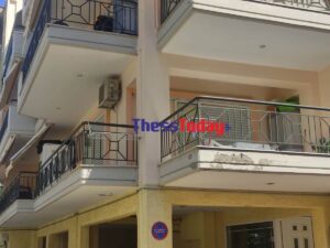 H πολυκατοικία στη Θεσσαλονίκη στην οποία δολοφονήθηκε η μητέρα από τον γιο της