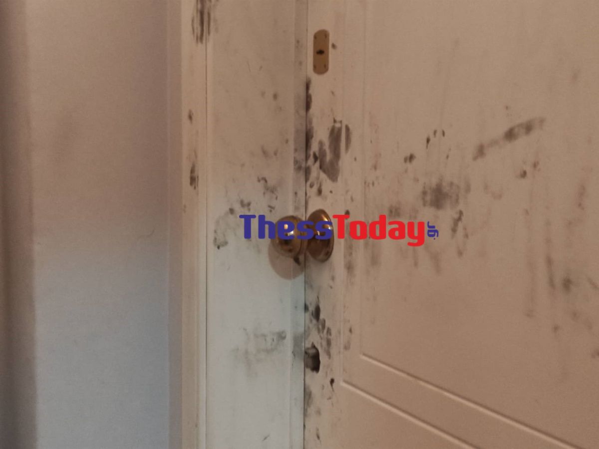η πόρτα του σπιτιού που δολοφονήθηκε η μητέρα από το γιο της