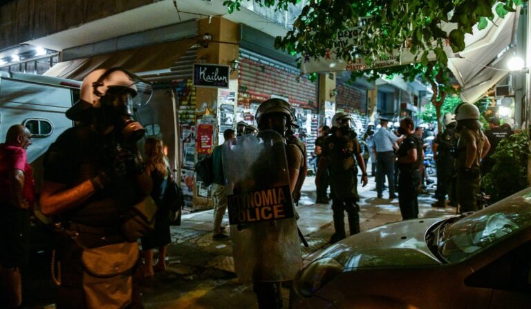 Δεκάδες προσαγωγές και δυο συλλήψεις από τα επεισόδια στα Εξάρχεια