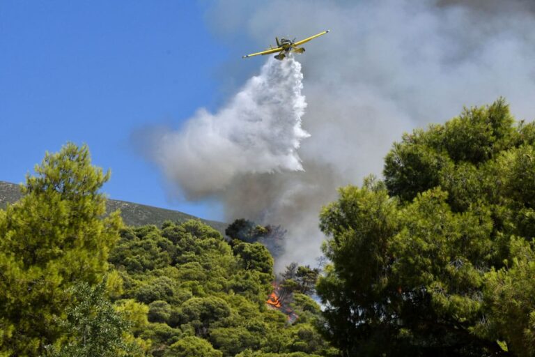 Φωτιά στην Πεντέλη: Φόβος για αναζωπυρώσεις αν και δεν υπάρχει ενεργό μέτωπο – «Μάχη» για να σβήσουν όλες οι εστίες