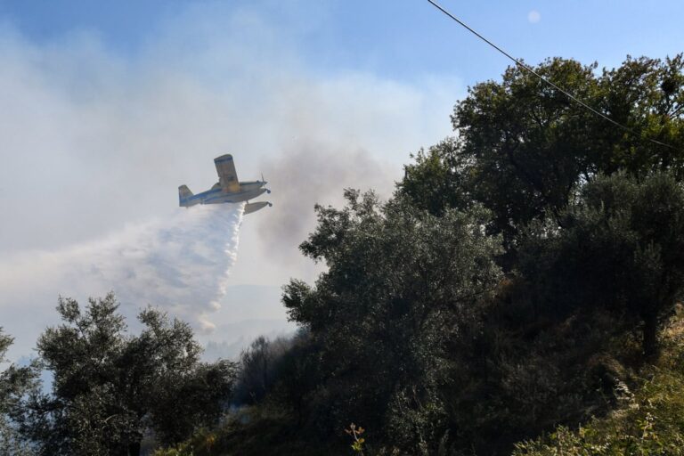 Ηράκλειο: Φωτιά στον Δήμο Φαιστού – Πνέουν ισχυροί άνεμοι στο σημείο